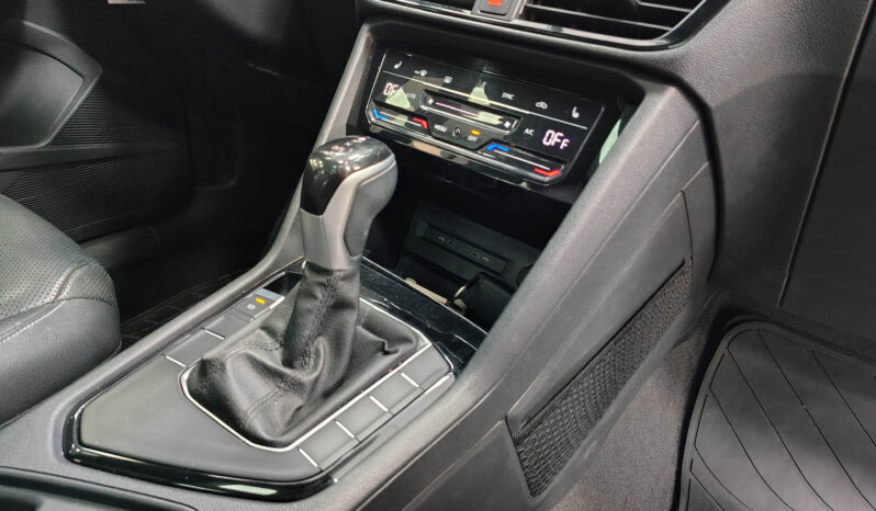 VOLKSWAGEN	TAOS HIGHLINE BI TONO 250 TSI AT lleno